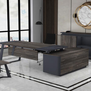 Contemporary Executive Office: Blending Sophistication with Practicality