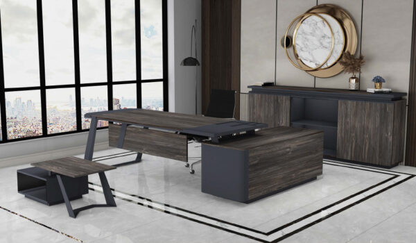 Contemporary Executive Office: Blending Sophistication with Practicality